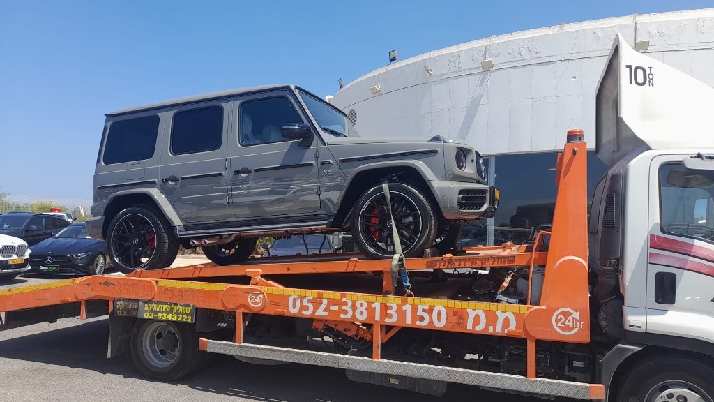גרר מ.מ לשרותך — גרירת רכב על משאית כתומה